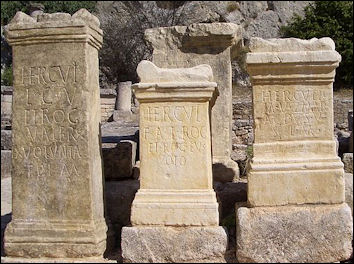 20120224-Altars for hercules remy-de-Provence_-_Glanum.jpg